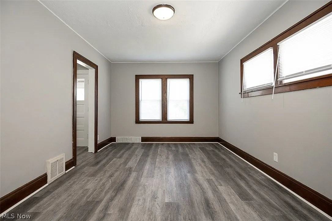 10203 Greenview Ave - Photo 4 of 15