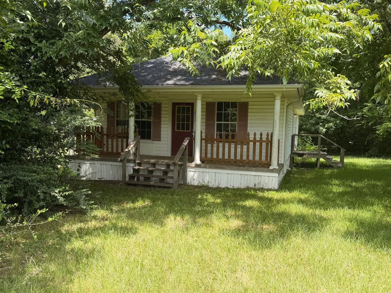 2707 S Chestnut St - Photo 2 of 4
