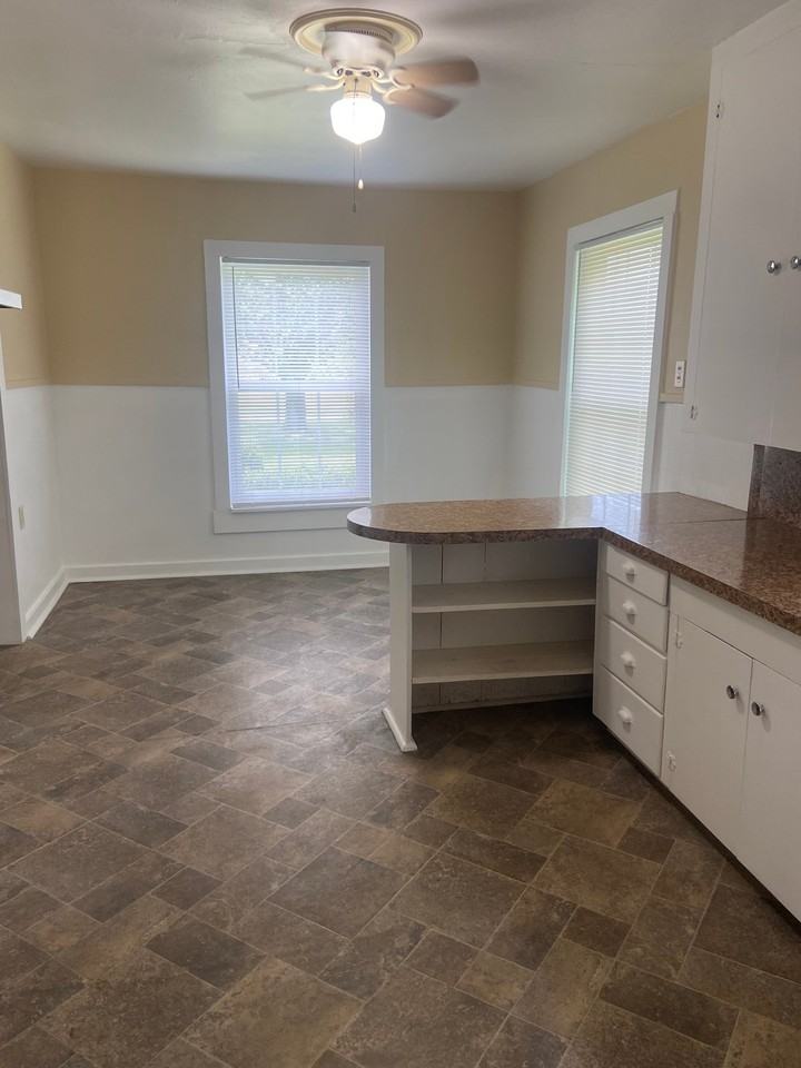 2801 S Chestnut St - Photo 2 of 4