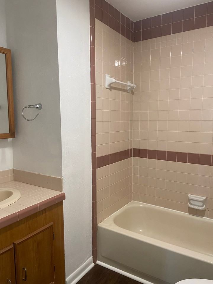 2801 S Chestnut St - Photo 3 of 4