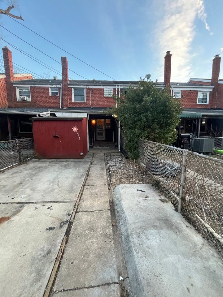852 Middlesex Rd - Photo 2 of 11