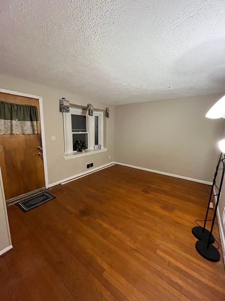 852 Middlesex Rd - Photo 3 of 11