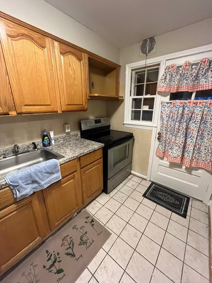 852 Middlesex Rd - Photo 7 of 11