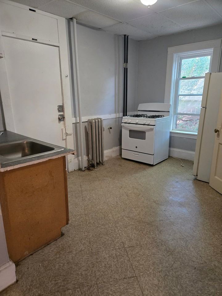 236 Locust St #2R - Photo 2 of 9