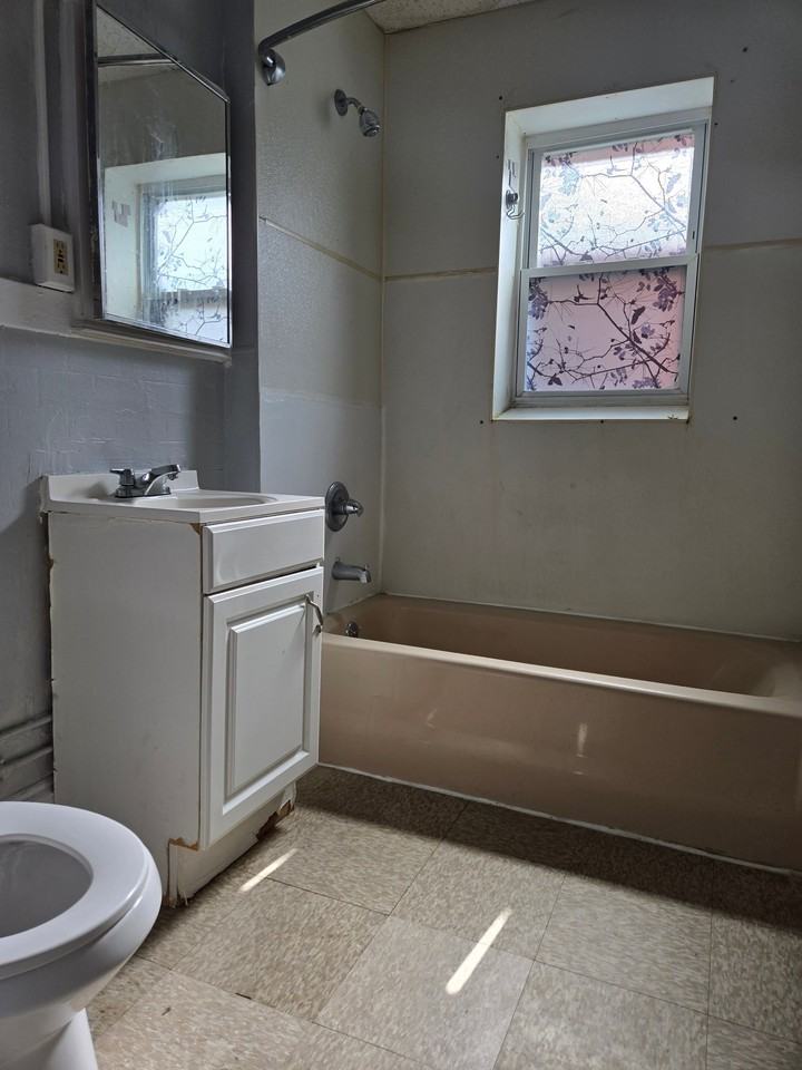 236 Locust St #2R - Photo 7 of 9