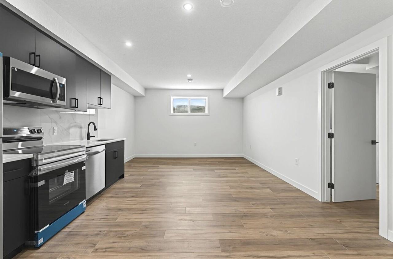211 29 St Sw - Photo 2 of 10