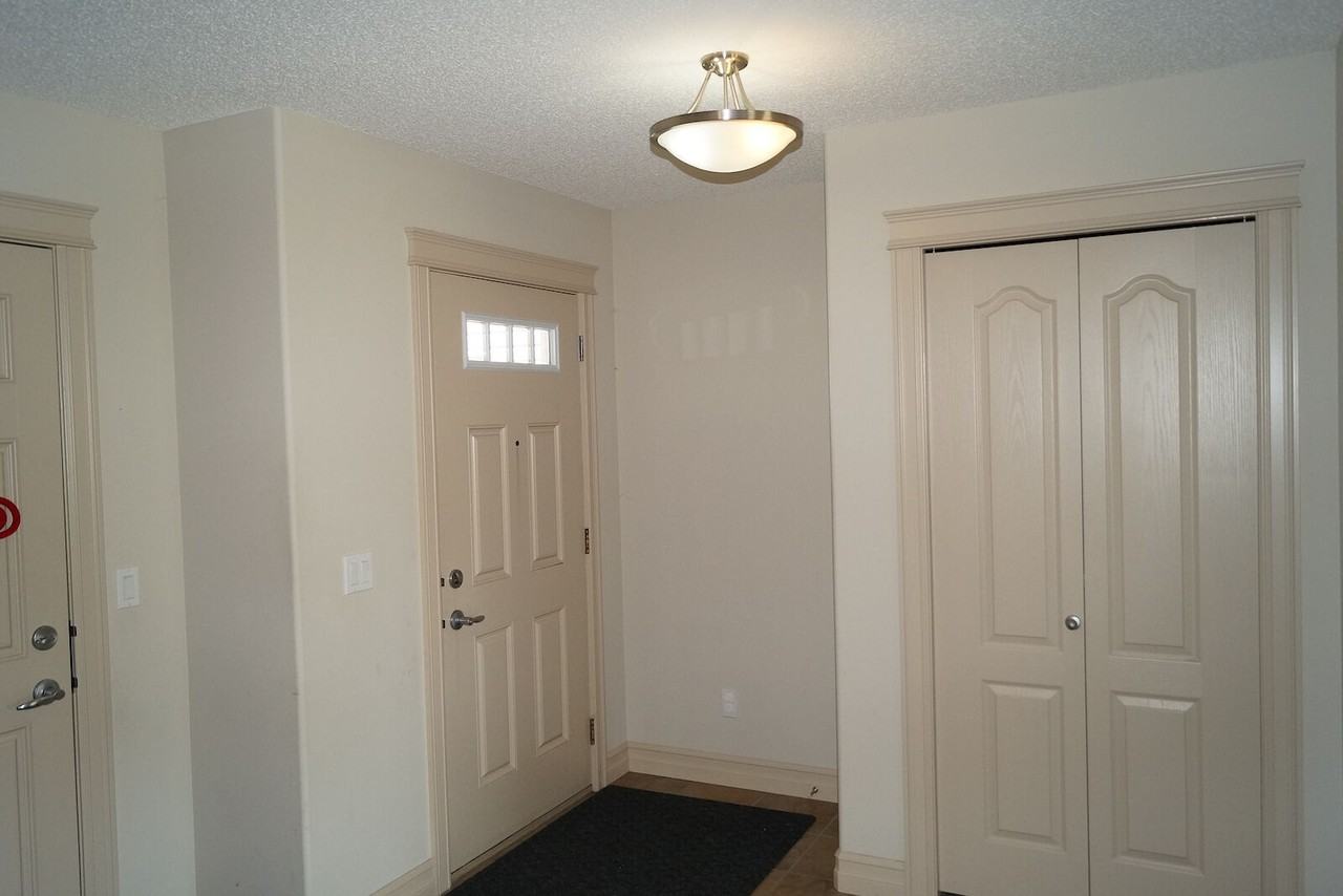11609 16a Ave Sw - Photo 2 of 23