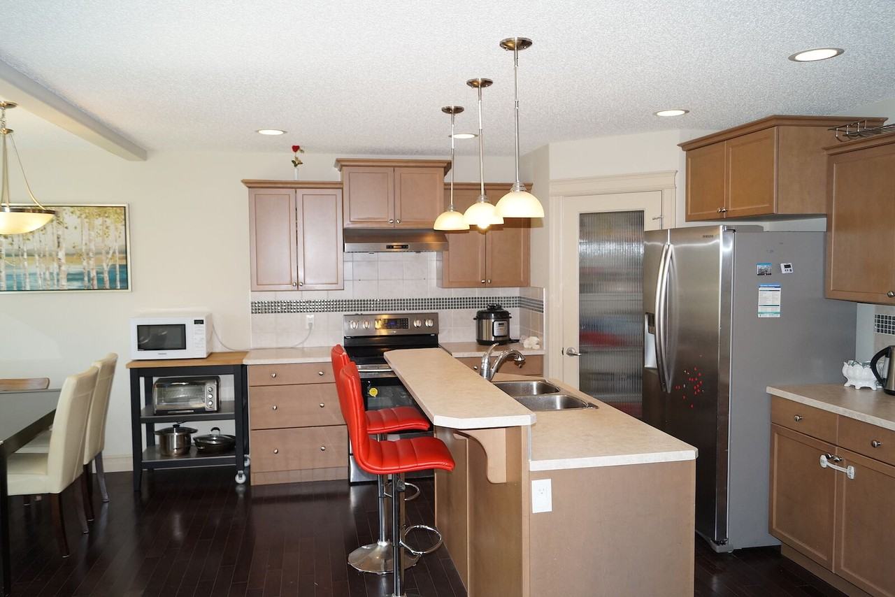 11609 16a Ave Sw - Photo 5 of 23