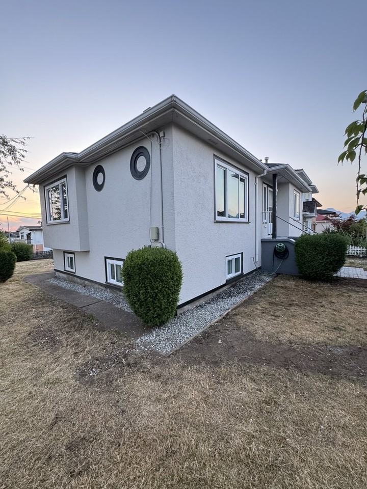 3995 Slocan St - Photo 2 of 28