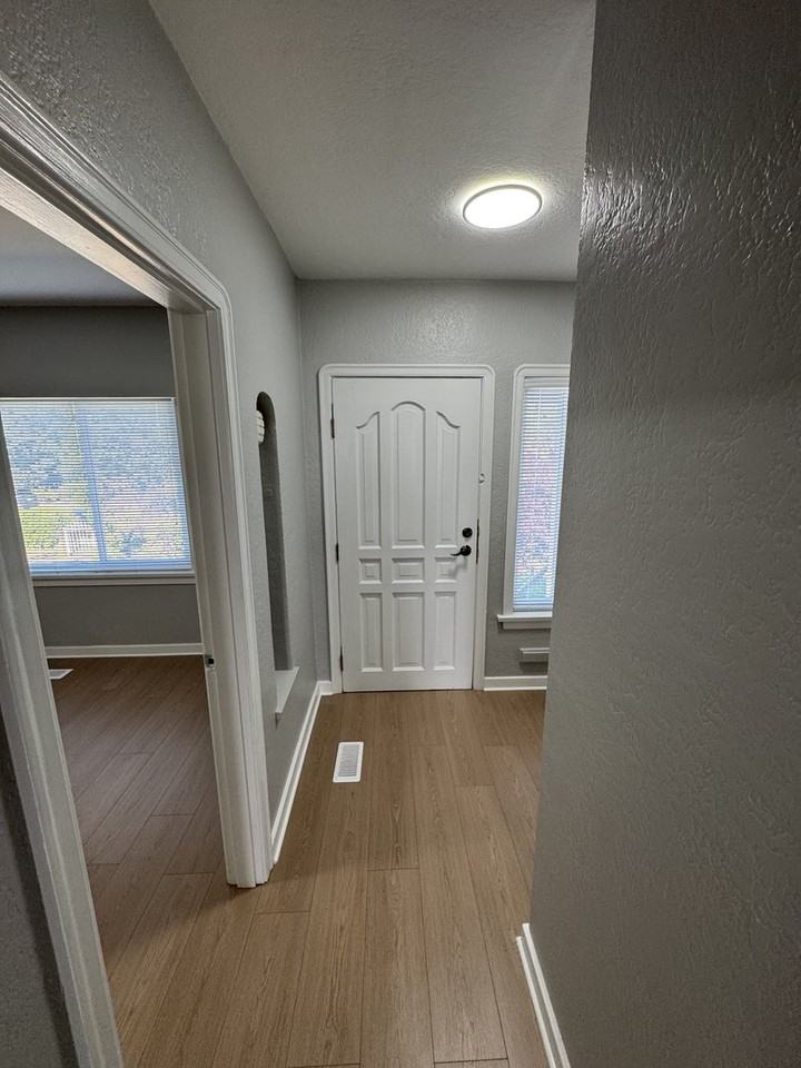 3995 Slocan St - Photo 6 of 28