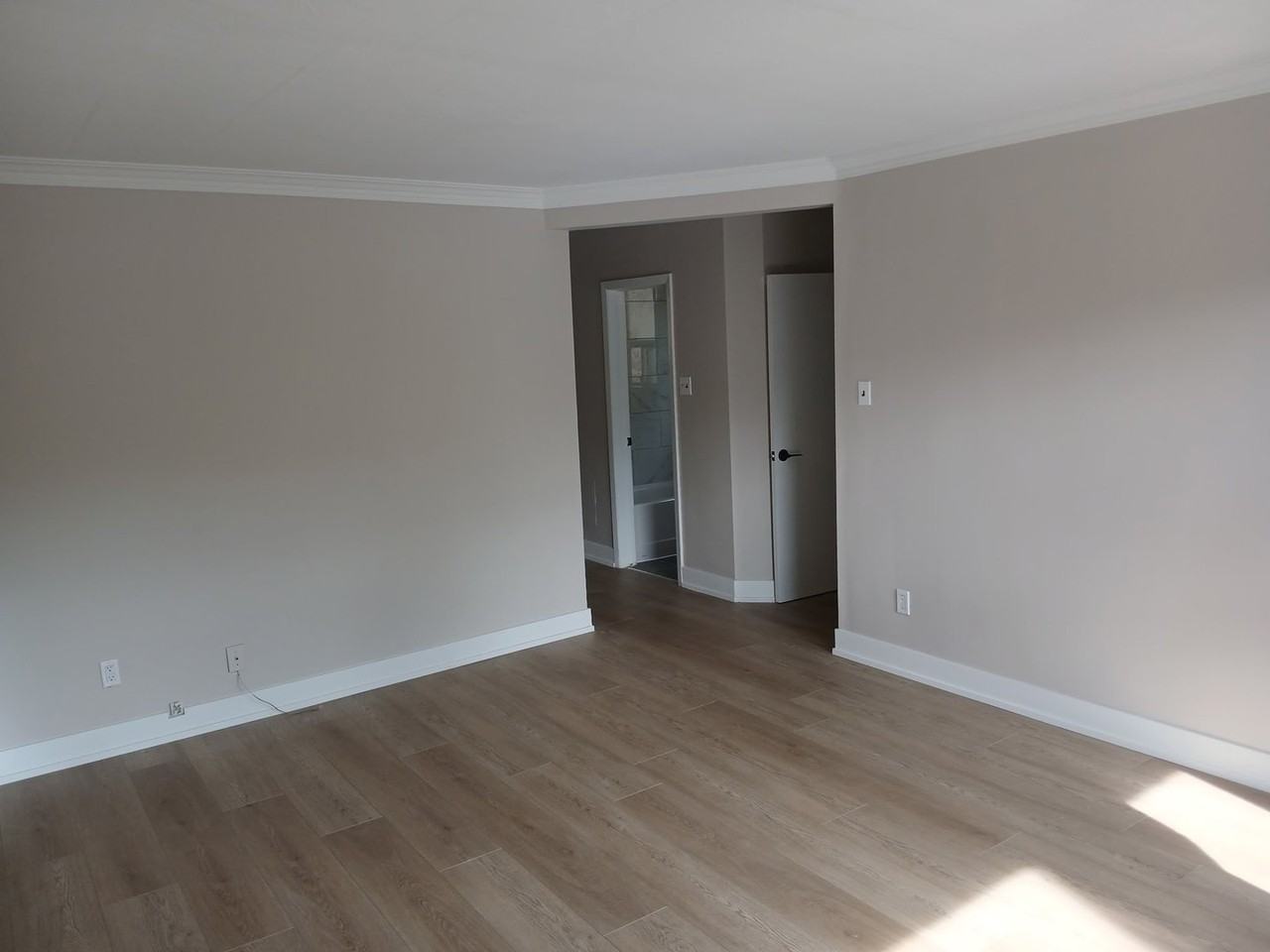 381 Royal York Rd - Photo 2 of 8