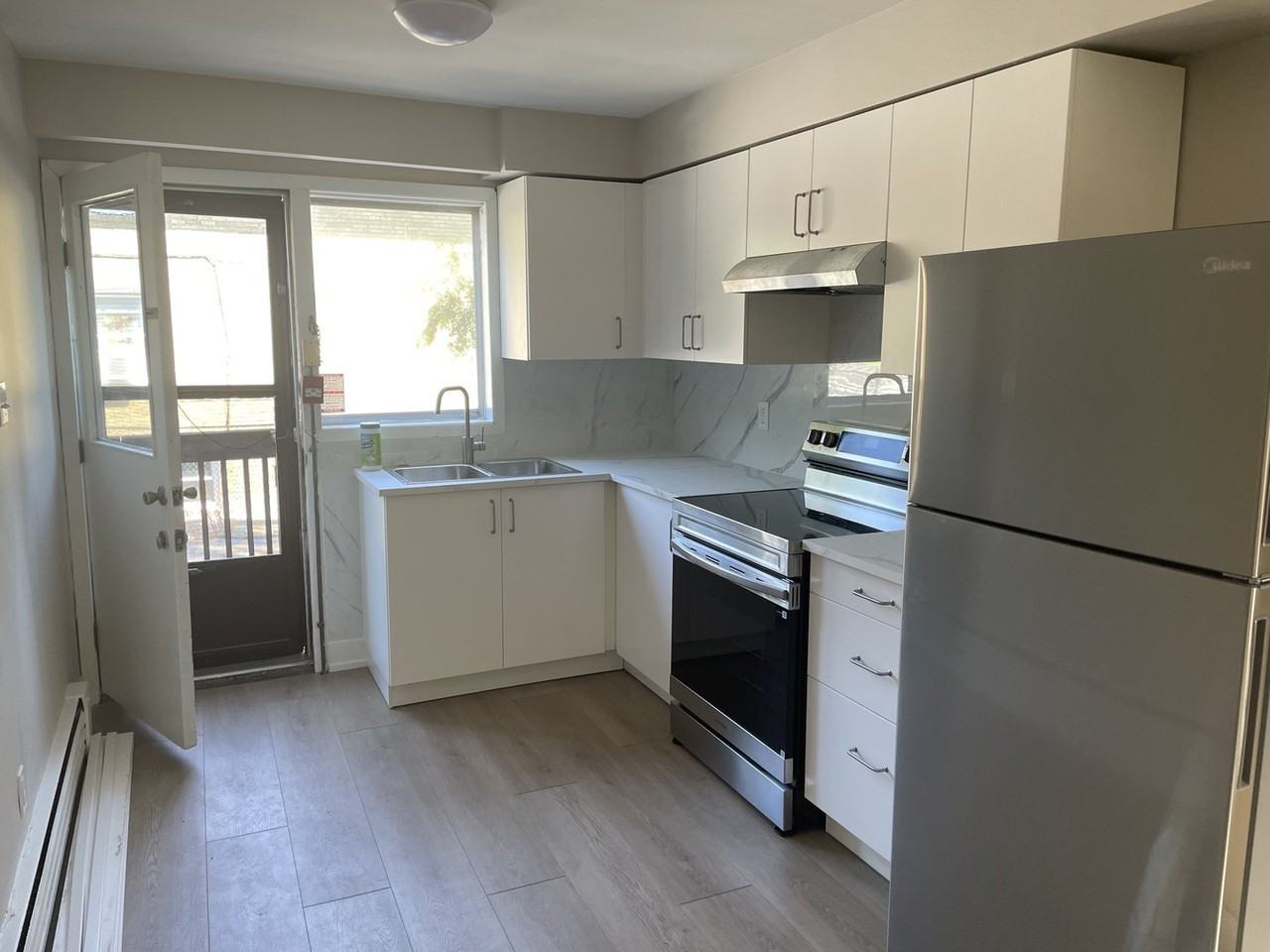 381 Royal York Rd - Photo 3 of 8