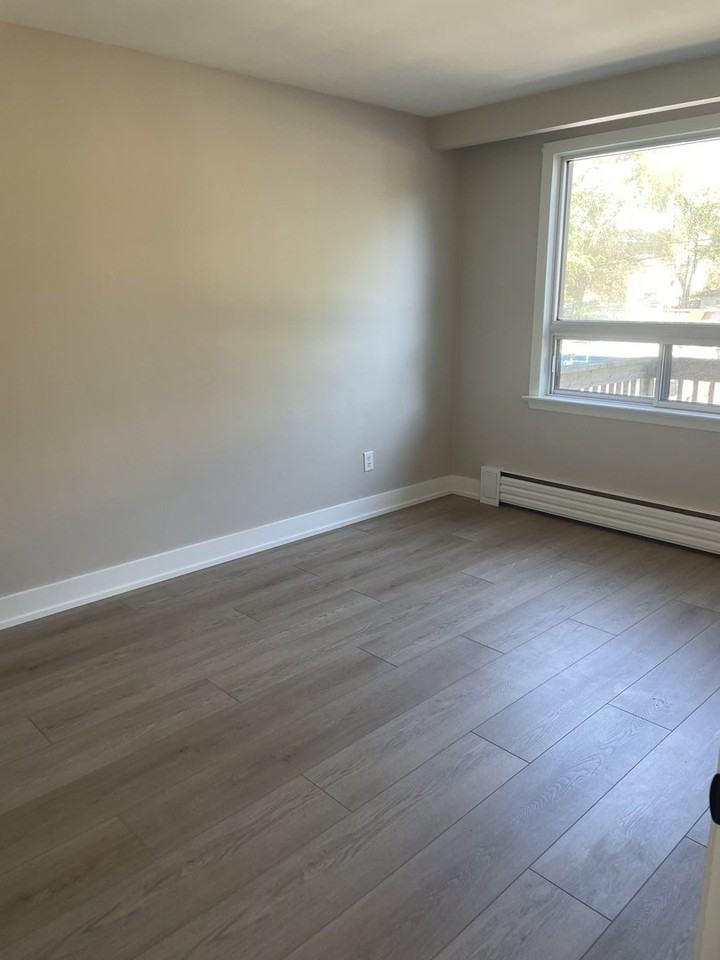 381 Royal York Rd - Photo 5 of 8
