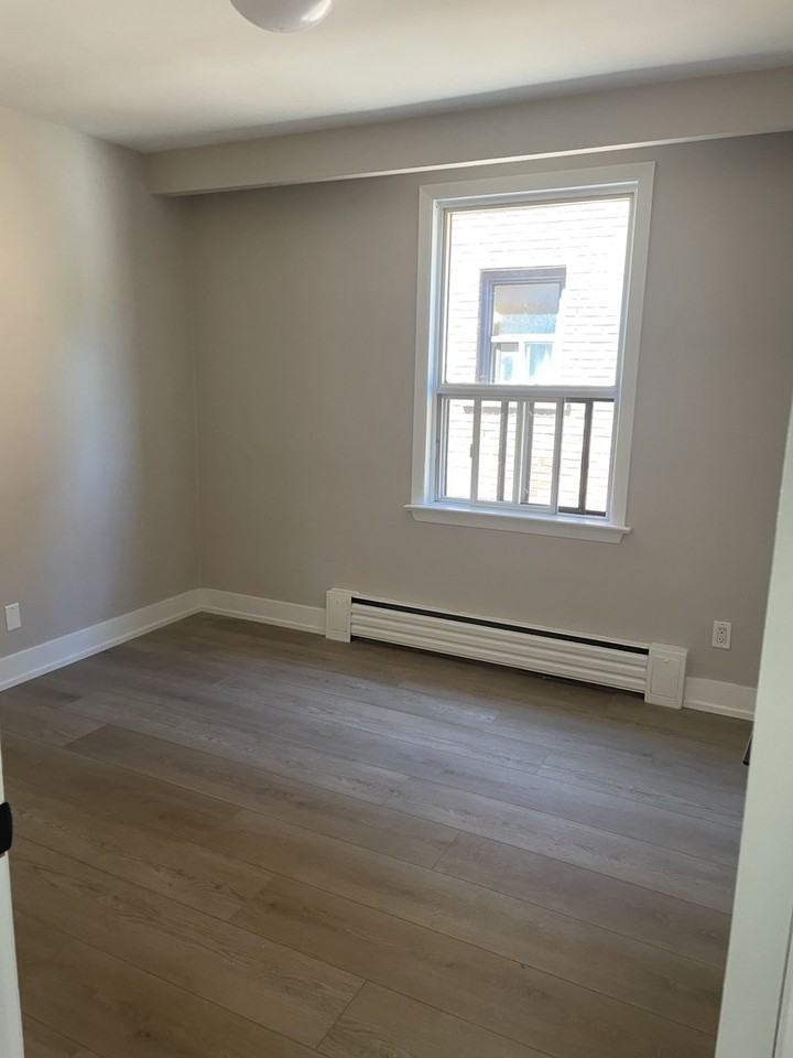 381 Royal York Rd - Photo 6 of 8