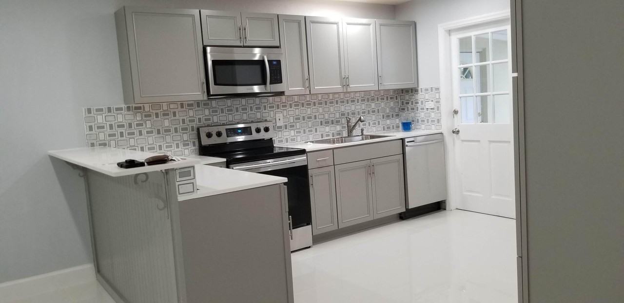 980 Oleander Rd - Photo 3 of 5
