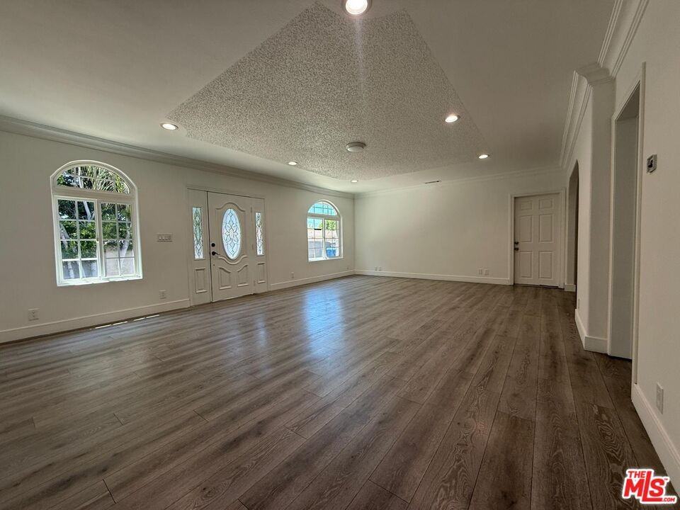6742 Radford Ave - Photo 2 of 8