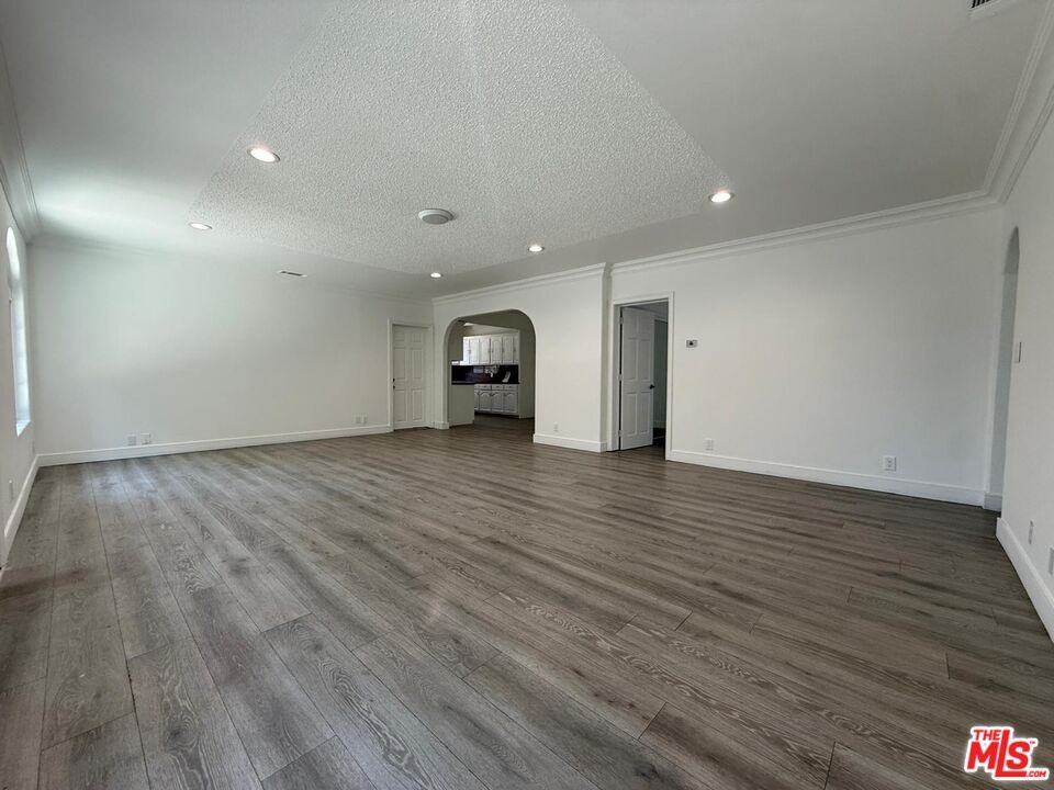 6742 Radford Ave - Photo 6 of 8