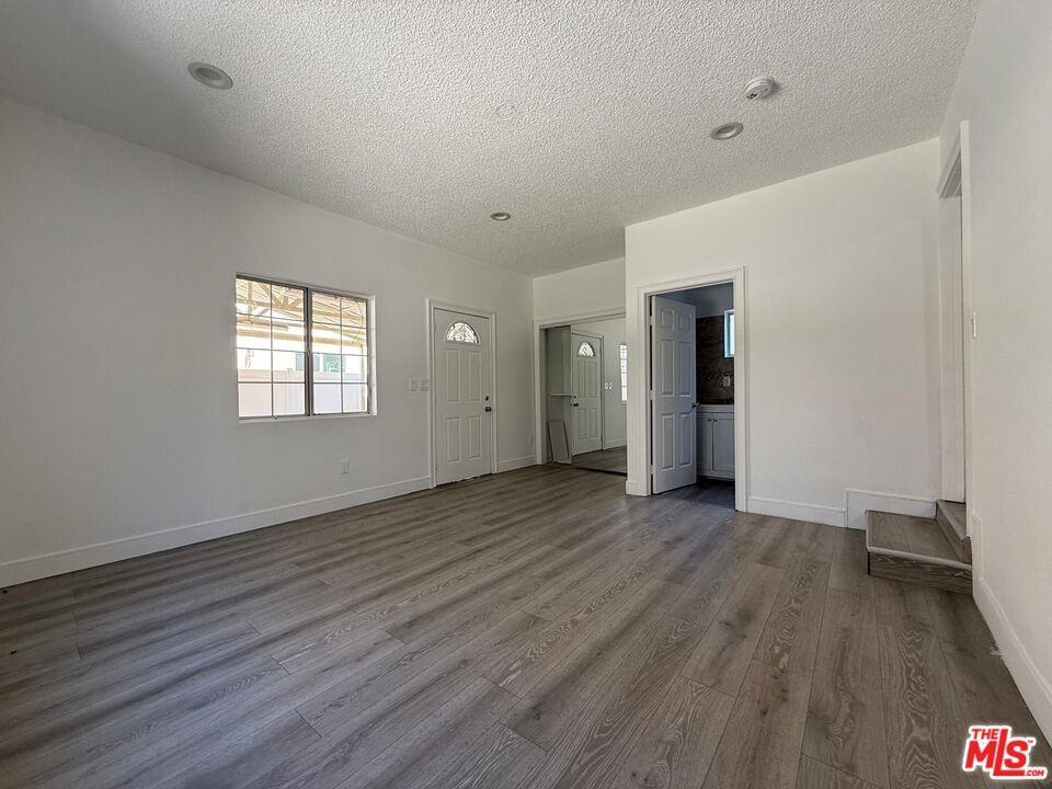 6742 Radford Ave - Photo 7 of 8