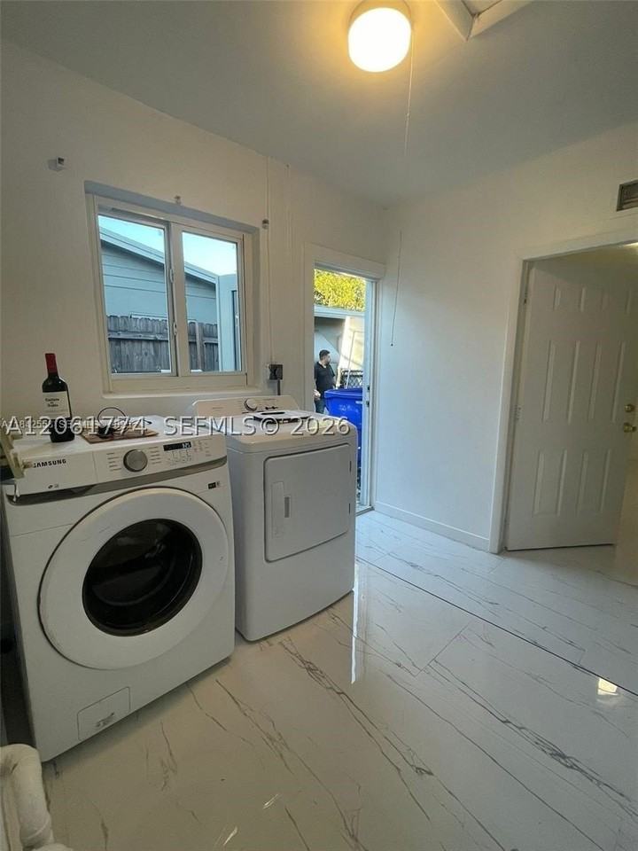 1400 N 74th Ter - Photo 6 of 6