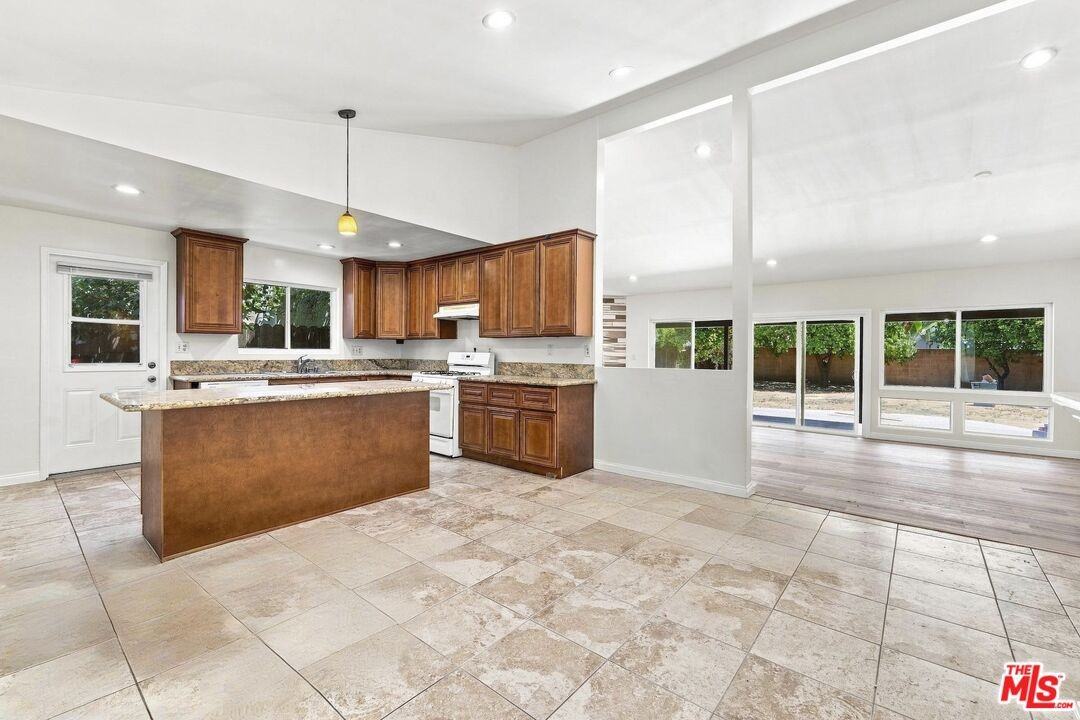 15920 Gledhill St - Photo 3 of 8