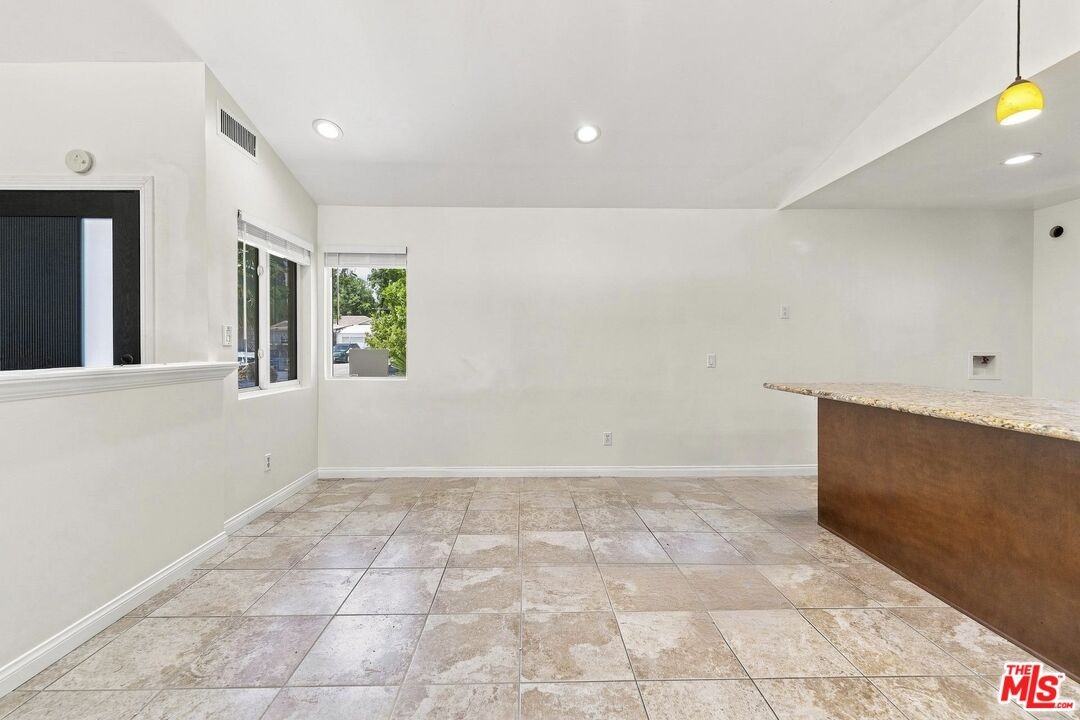 15920 Gledhill St - Photo 4 of 8