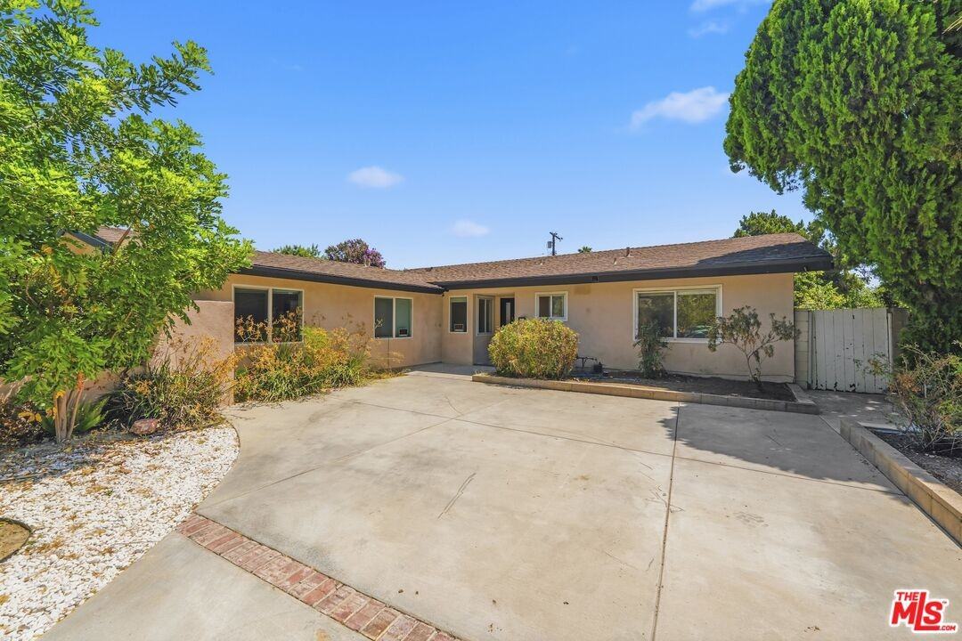 15920 Gledhill St - Photo 5 of 8