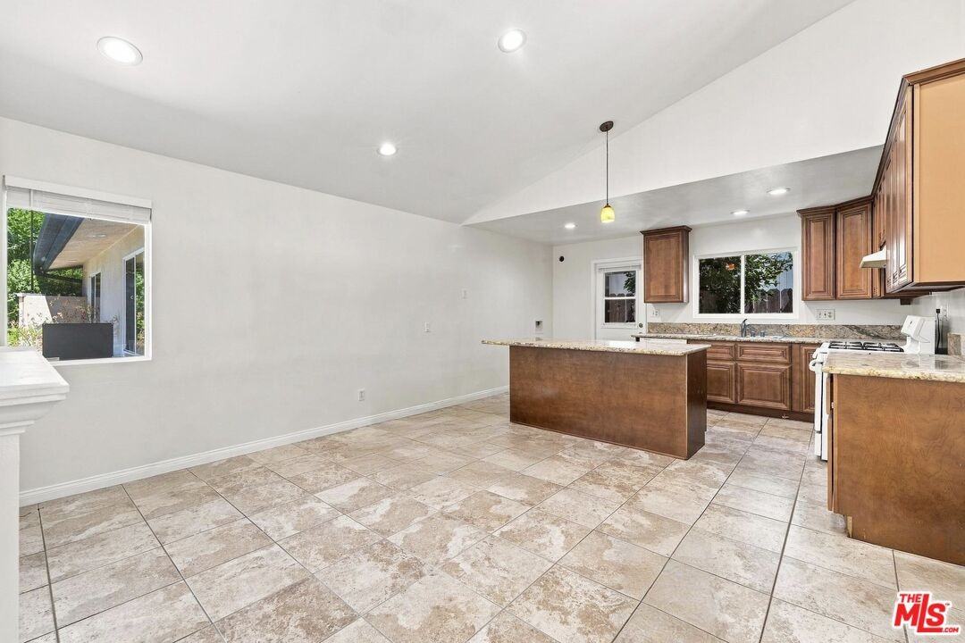 15920 Gledhill St - Photo 7 of 8