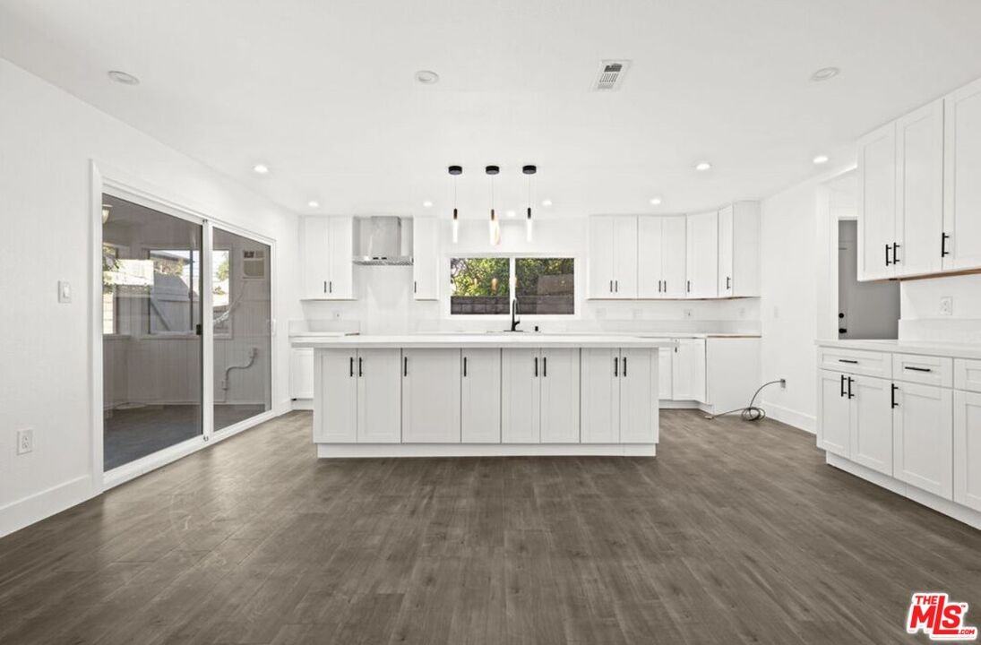 6257 Lindley Ave - Photo 3 of 8