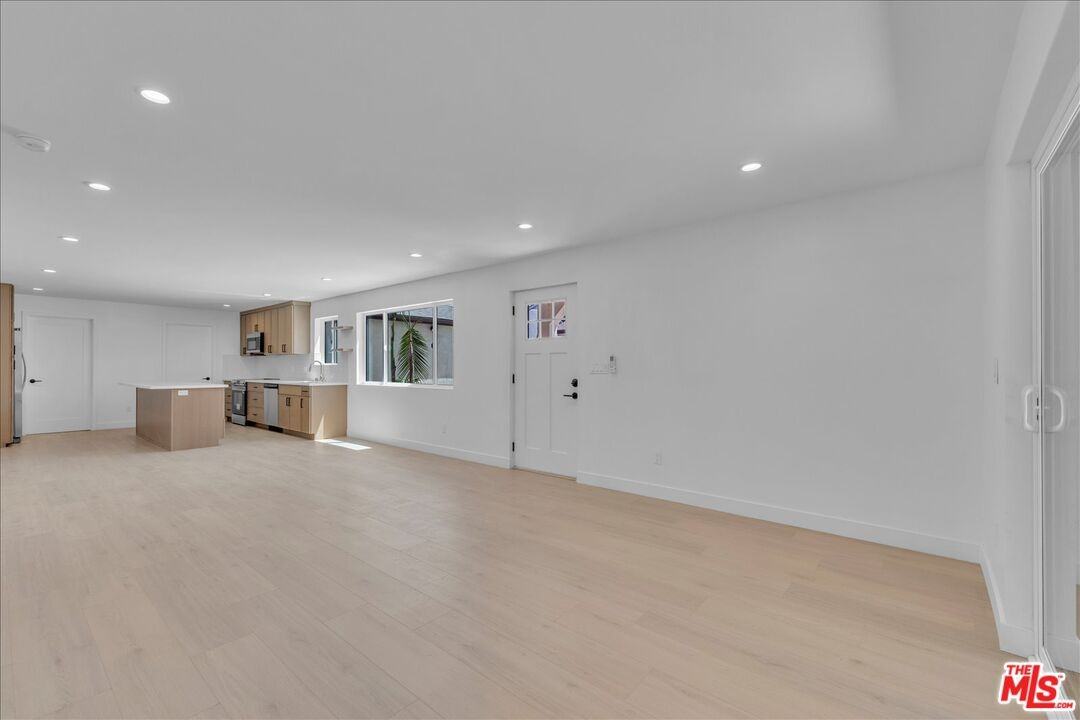 6913 Encino Ave - Photo 3 of 8