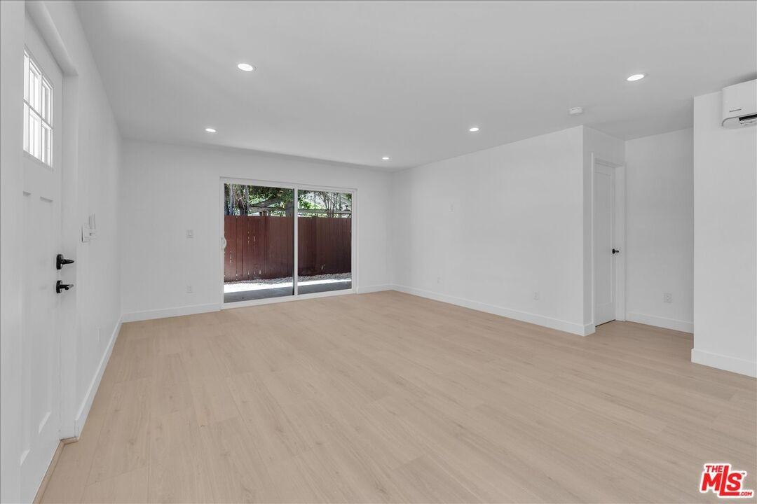 6913 Encino Ave - Photo 4 of 8