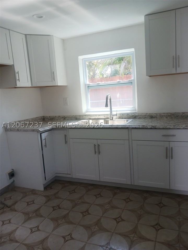 170 E 46th St #2 - Photo 5 of 18