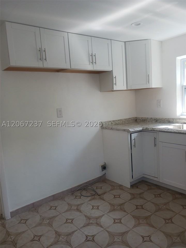 170 E 46th St #2 - Photo 6 of 18