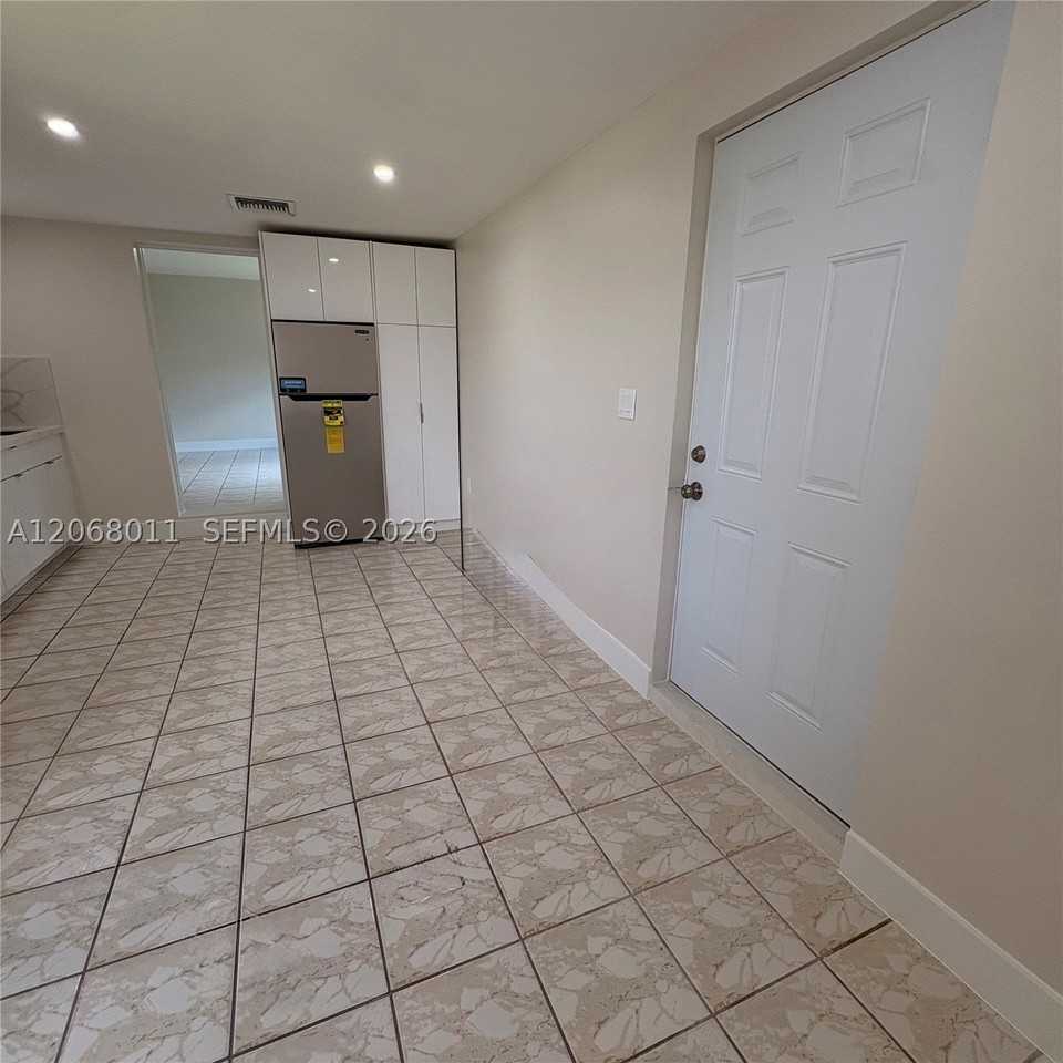5005 Sw 111th Ave #1 - Photo 3 of 9