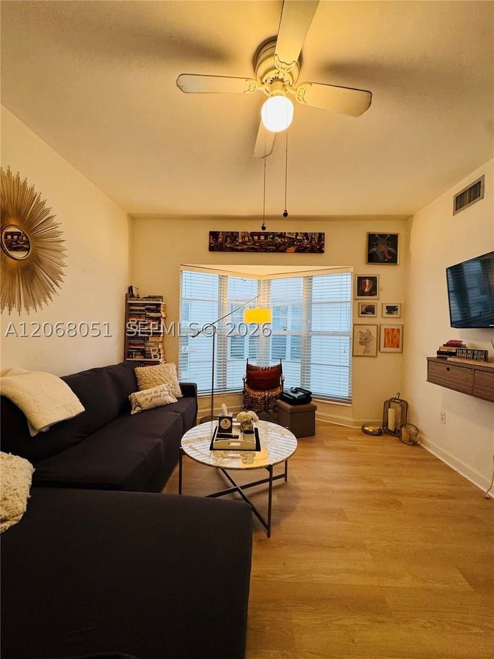 550 15th St #203 - Photo 3 of 15