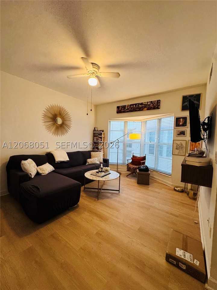 550 15th St #203 - Photo 4 of 15