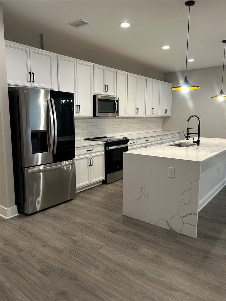 2556 13th Ave N - Photo 2 of 38