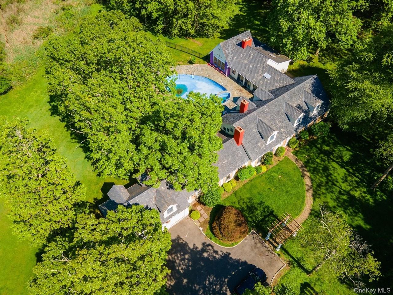 235 Centre Island Rd - Photo 2 of 18