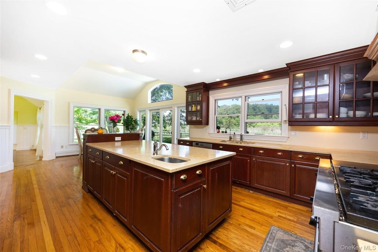 235 Centre Island Rd - Photo 4 of 18