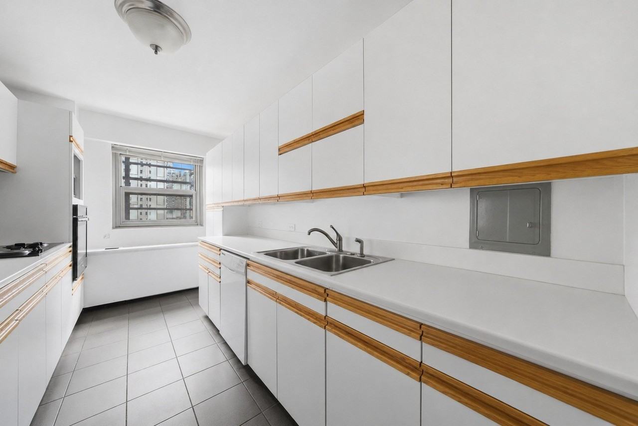 535 N Michigan Ave #1009 - Photo 7 of 17