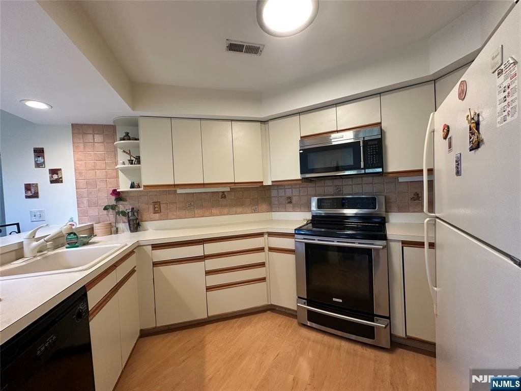 1488 Westgate Dr - Photo 3 of 17