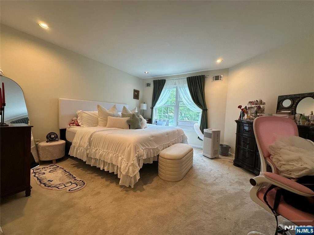 1488 Westgate Dr - Photo 5 of 17
