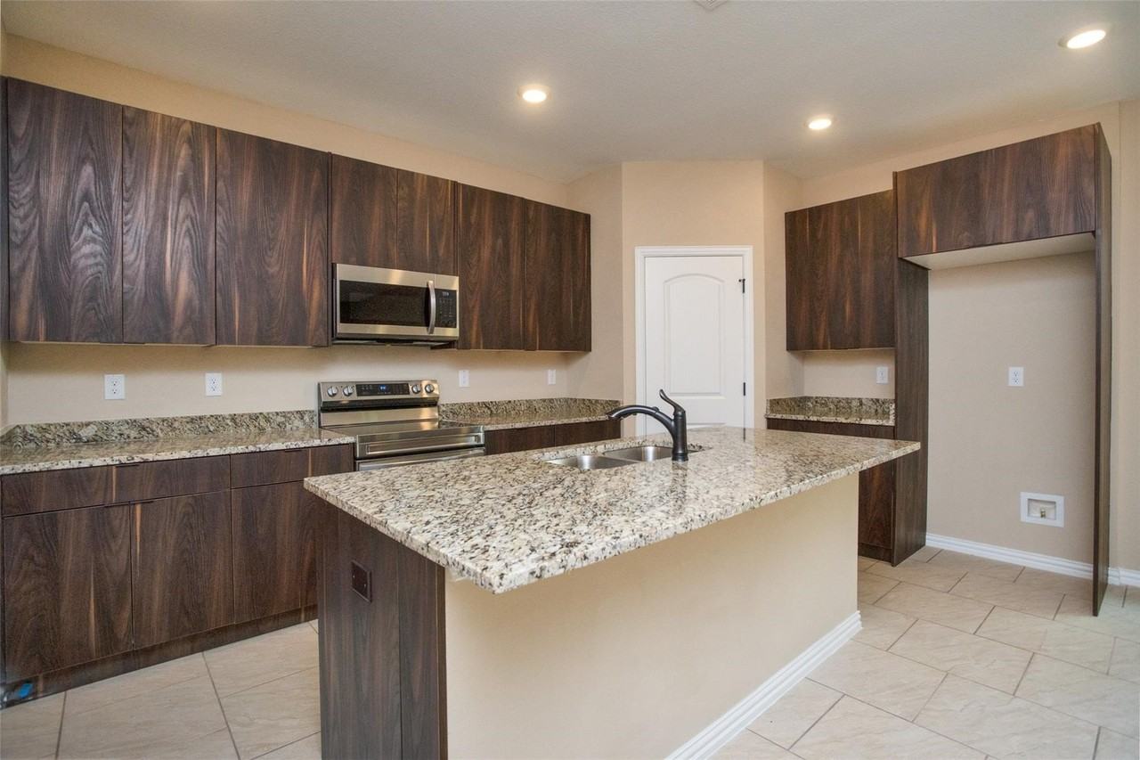 134 Canales Cir - Photo 7 of 25