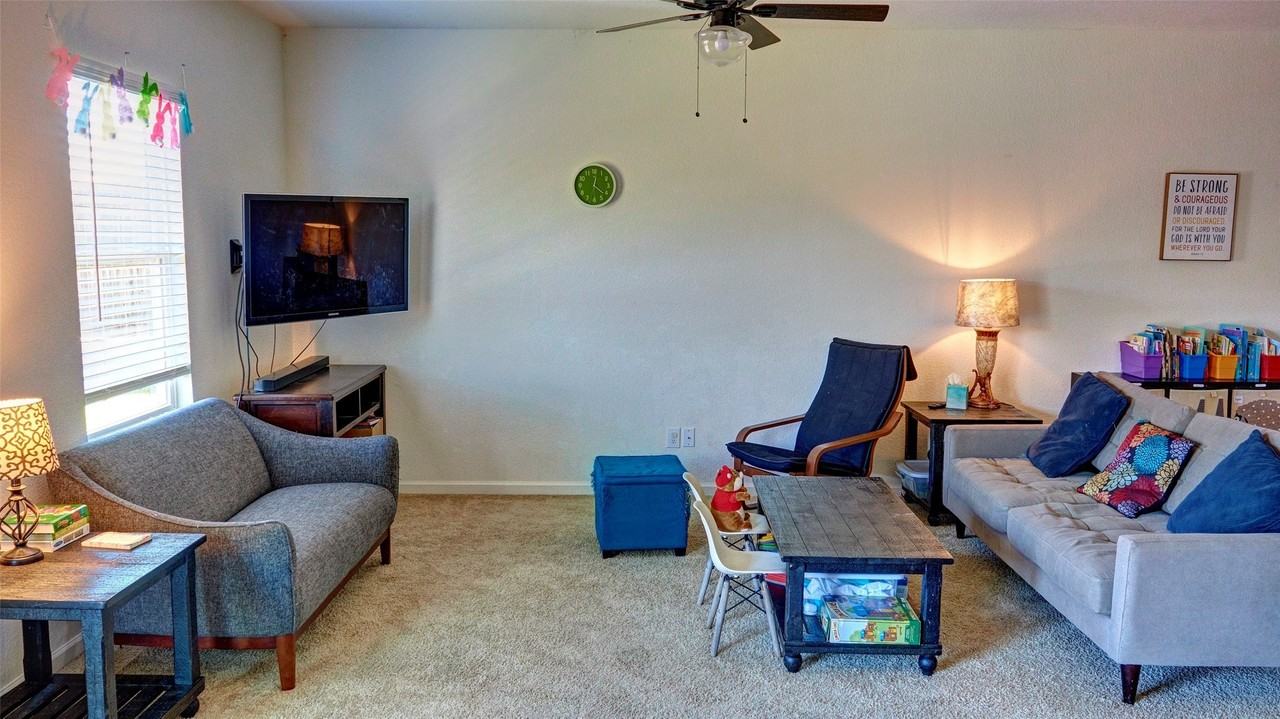 741 Windsor Ct - Photo 7 of 29