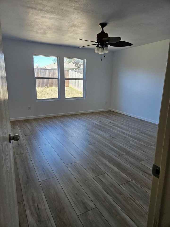 9608 George Washington Dr - Photo 3 of 27