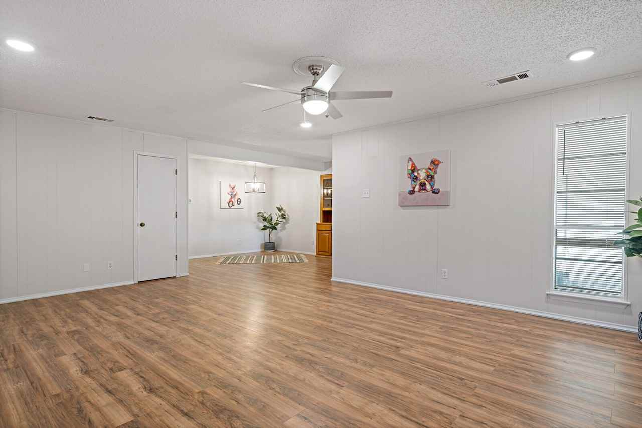 2906 Country Place Ct - Photo 3 of 19