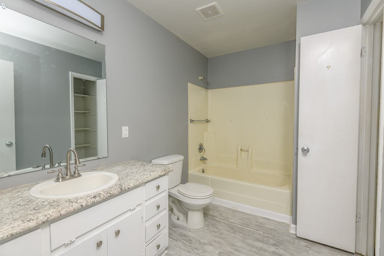 208 S High St #B - Photo 5 of 8