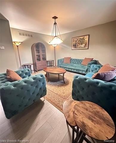 6942 Leslee Crest Dr - Photo 6 of 37