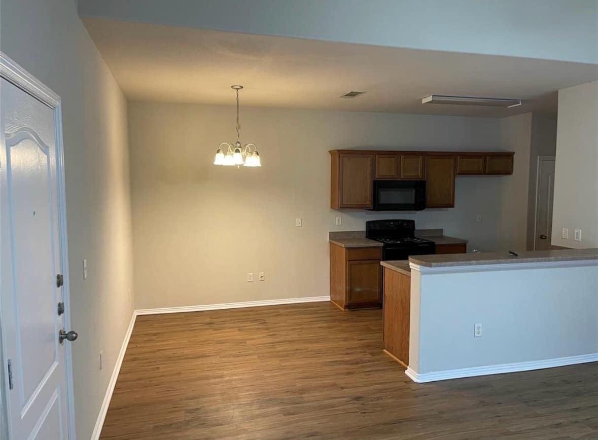 947 Sylvia St - Photo 2 of 6