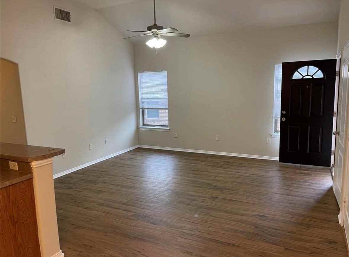 947 Sylvia St - Photo 5 of 6