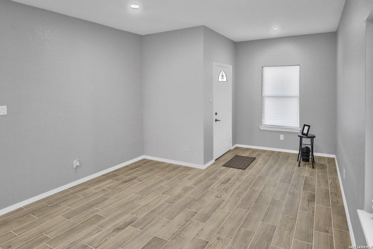 1416 Skyline Hls - Photo 4 of 26